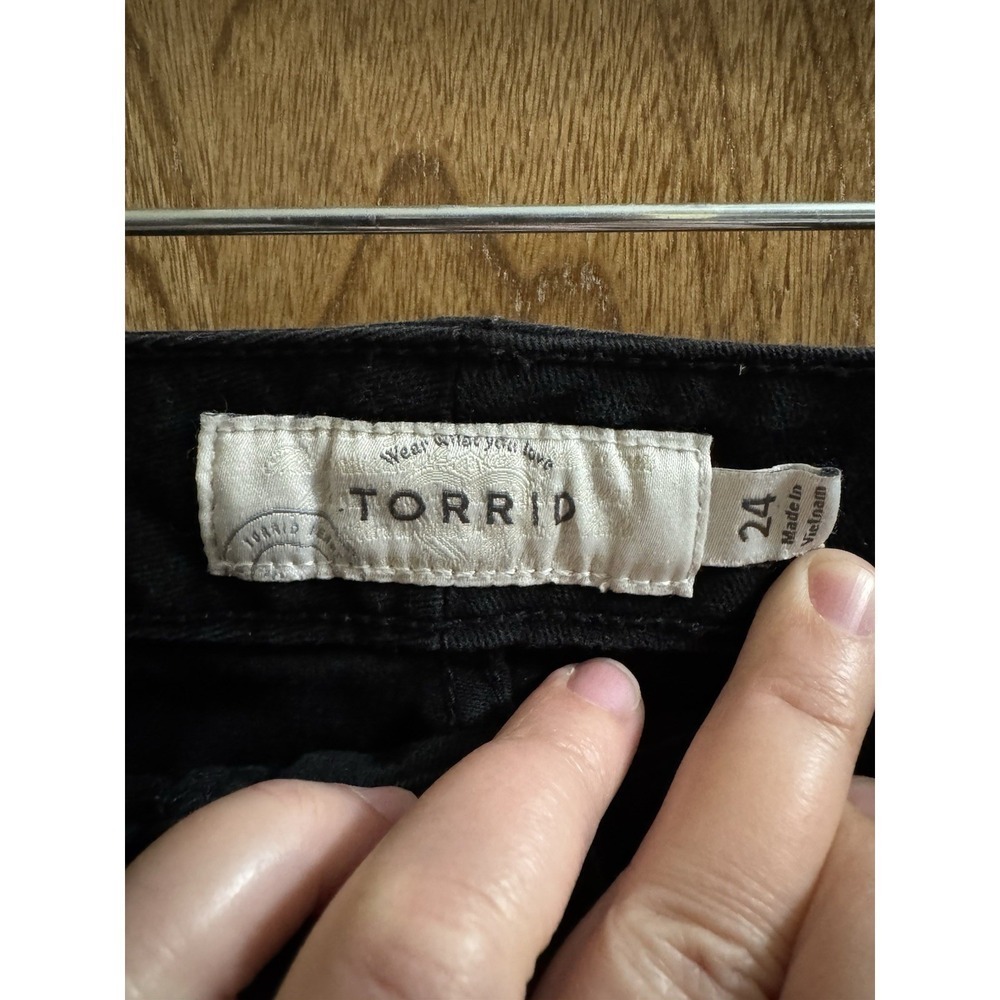 Torrid Black Pencil Mini Skirt Distressed Floral Embroidered Stretch Sz 24 Rock - Picture 4 of 7